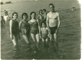 Antonio Soriano López y su hija Antonia (segunda por la derecha).