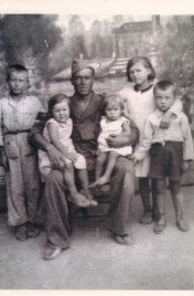 Juan González León y, de izquierda a derecha), sus hijos Francisco, Josefa, Tránsito, Dolores y Antonio González Merino. La fotografía se realizó durante la guerra civil en Valdepeñas (Ciudad Real)
