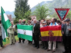 1.En primera fila, Antonio González Merino (primero por la derecha) y Rafael González Polonio (cuarto por la derecha), en la visita realizada a Mauthausen a principios de mayo de 2005. 