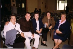 Con la nuera y las hijas de Juan González León, en Sant Joan Despí (19 de octubre de 2002).