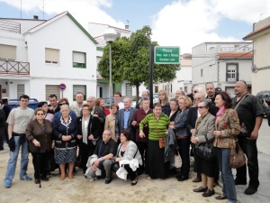 Familiares de Juan y Manuel González León junto a la placa que da sus nombres a una calle de Montilla, el 15 de mayo de 2010.