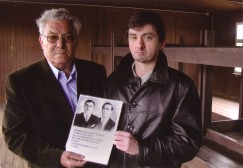 Rafael González Polonio, junto a su hijo Francisco, en un barracón de Mauthausen, con la foto de su padre y su tío.