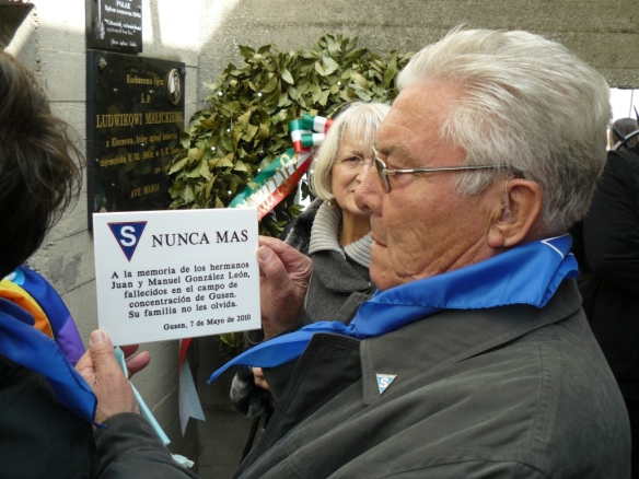 Rafael González Polonio coloca en Gusen una placa en recuerdo de su padre y su tío (7-5-2010). 