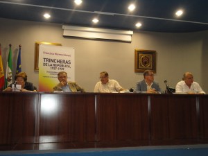 Presentación del libro en Córdoba (8 de octubre de 2013). De izquierda a derecha, Ana Claro (`residenta del Foro por la Memoria de Córdoba), Luis Naranjo (director general de Memoria Democrática), el autor, Alberto Reig Tapia y Ricardo González Maestre (editorial El Páramo).