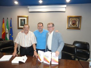 De izquierda a derecha, Francisco Moreno Gómez, Arcángel Bedmar y Alberto Reig Tapia (catedrático de Ciencia Política de la Universidad Rovira y Virgili, de Tarragona) el día de la presentación del libro en Córdoba.