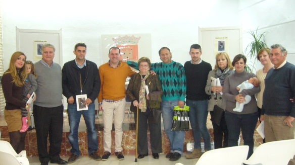 El autor, con la familia de Manuel Hernández González y el concejal de Cultura, en Almodóvar del Río, el 25 de febrero de 2015, en la presentación del libro sobre que recoge sus Páginas Confidenciales. 