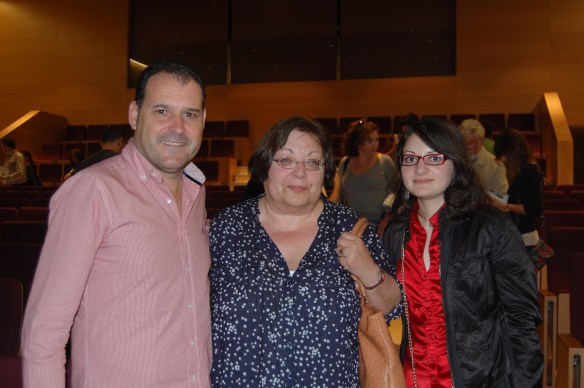 En el centro, Sol Rodríguez Tarazona, nieta del capitán Manuel Tarazona Anaya, junto a su hija Amelie y el autor de este blog, en su visita a Córdoba en octubre de 2014.