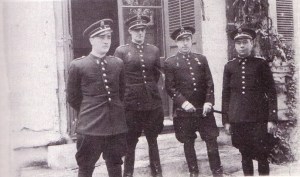 El capitán Manuel Tarazona Anaya (segundo por la derecha). A su lado, con figura espigada, el teniente José Villalonga Munar, que se puso del lado de los sublevados el 18 de julio.