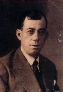 13.Francisco Zafra Contreras, fundador de la agrupación socialista de Montilla en 1909 y de la Sociedad de Obreros Agricultores y Similares La Parra Productiva en 1913. Entre 1919 y 1920 estuvo preso por su participación en las huelgas de campesinos. Vocal obrero suplente en el grupo de Agricultura y Alimentación del Instituto de Reformas Sociales (1920-1924). Concejal (1915-1923) y alcalde (1931-1934) de Montilla. Fue uno de los creadores de la poderosa Federación Nacional de Trabajadores de la Tierra (rama agraria de la UGT), en la que representó a Andalucía. Vocal de la Junta y del Instituto de Reforma Agraria (1931-1933). Diputado por la provincia de Córdoba (1931-1933), en las Cortes participó en las comisiones de Fomento-Obras Públicas y Agricultura. Murió fusilado en la plaza de Baena el 28 de julio de 1936.
