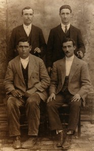 18.El sastre Pedro Armenta Vargas (sentado, primero por la derecha), tesorero y bibliotecario de la sociedad espiritista Amor y Progreso, fusilado en las tapias del cementerio el 8 de septiembre de 1936.