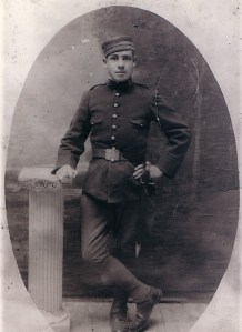 20.Joaquín Sánchez Poces escapó de una redada en la que cayeron sus tres primos hermanos, de iguales apellidos. Preso en la posguerra, consiguió salvar su vida. 