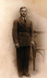 23.El comunista de la aldea de Santa Cruz Manuel Jordano López, una de las numerosas víctimas de la columna del general Varela, en la noche del 6 de agosto de 1936, en un olivar de Castro del Río.