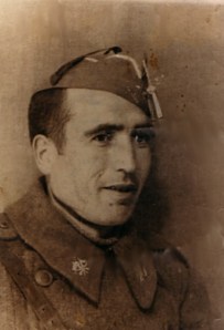 33.Antonio García Ruiz, militante de las JSU, quedó inútil de una mano por herida de guerra. Preso en Montilla y en un batallón disciplinario de soldados trabajadores en Toledo. Lo sometieron a continuas torturas en el cuartel de Montilla, por lo que decidió poner fin a su vida arrojándose a las vías del tren.