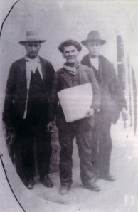 38.En el centro, “El Sisia”, vendedor de prensa anticlerical. Desconocemos su nombre y apellidos, aunque sabemos que fue fusilado.