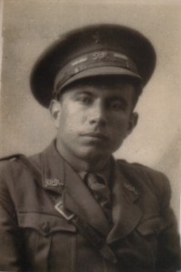 42.Juan Córdoba Zafra, bibliotecario de la Casa del Pueblo, secretario de las Juventudes Socialistas y concejal del Frente Popular. Ascendió a comandante del Ejército republicano. Fusilado el 16 de mayo de 1940.