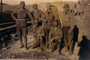 75.José Gómez Márquez, primero por la derecha en ambas fotos, preso en un batallón disciplinario de soldados trabajadores en Cherta (Tarragona). 