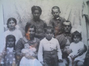 En el centro, Francisco Solano Portero Márquez, con su mujer y sus hijos. Murió junto a su hijo Paco (situado en el centro de la fila de arriba) en un bombardeo de la aviación sublevada en Castro del Río.