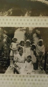 Las hijas de Antonio Buendía en 1933, junto a sus primos, en la finca Huevos Fritos de Las Navas del Selpillar.
